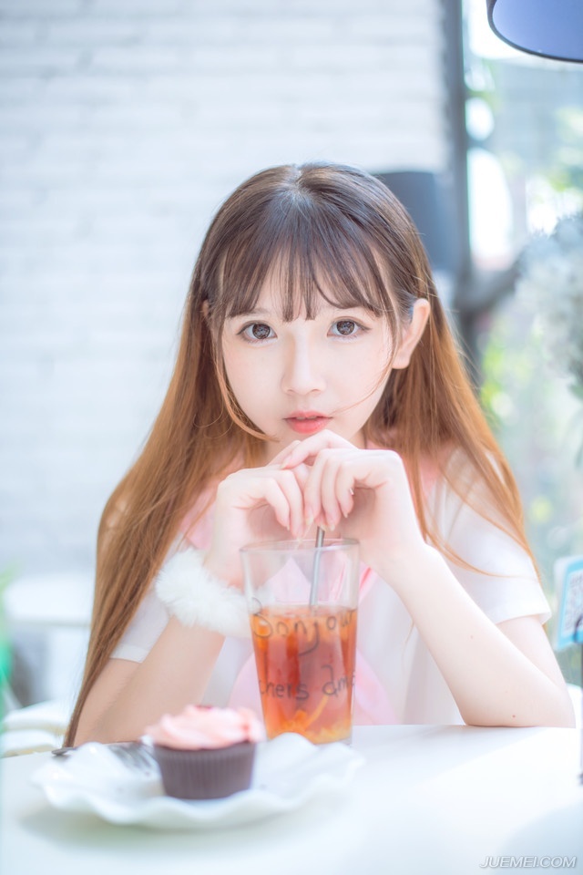 “让他进来吧。”邓贤看了刘璝一眼，点头道。